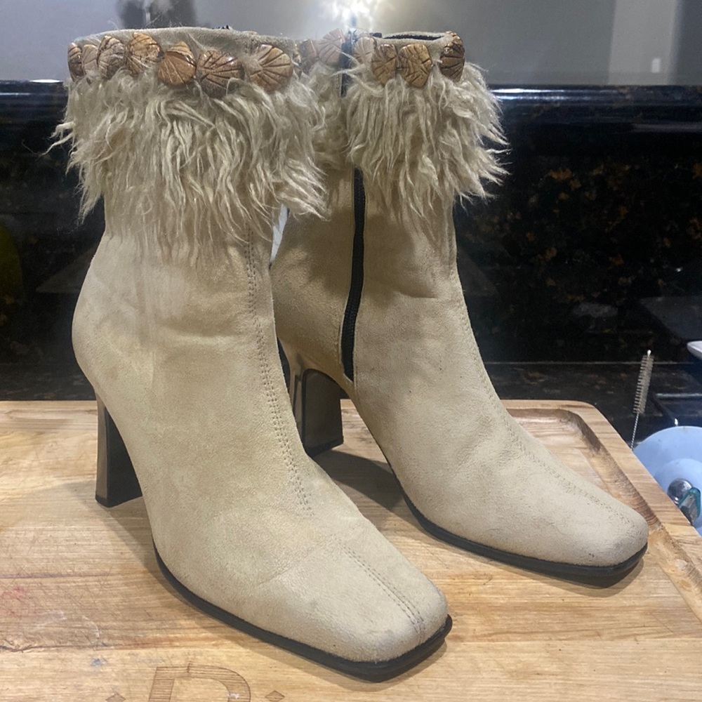 Suede and leather boots with fur and shells